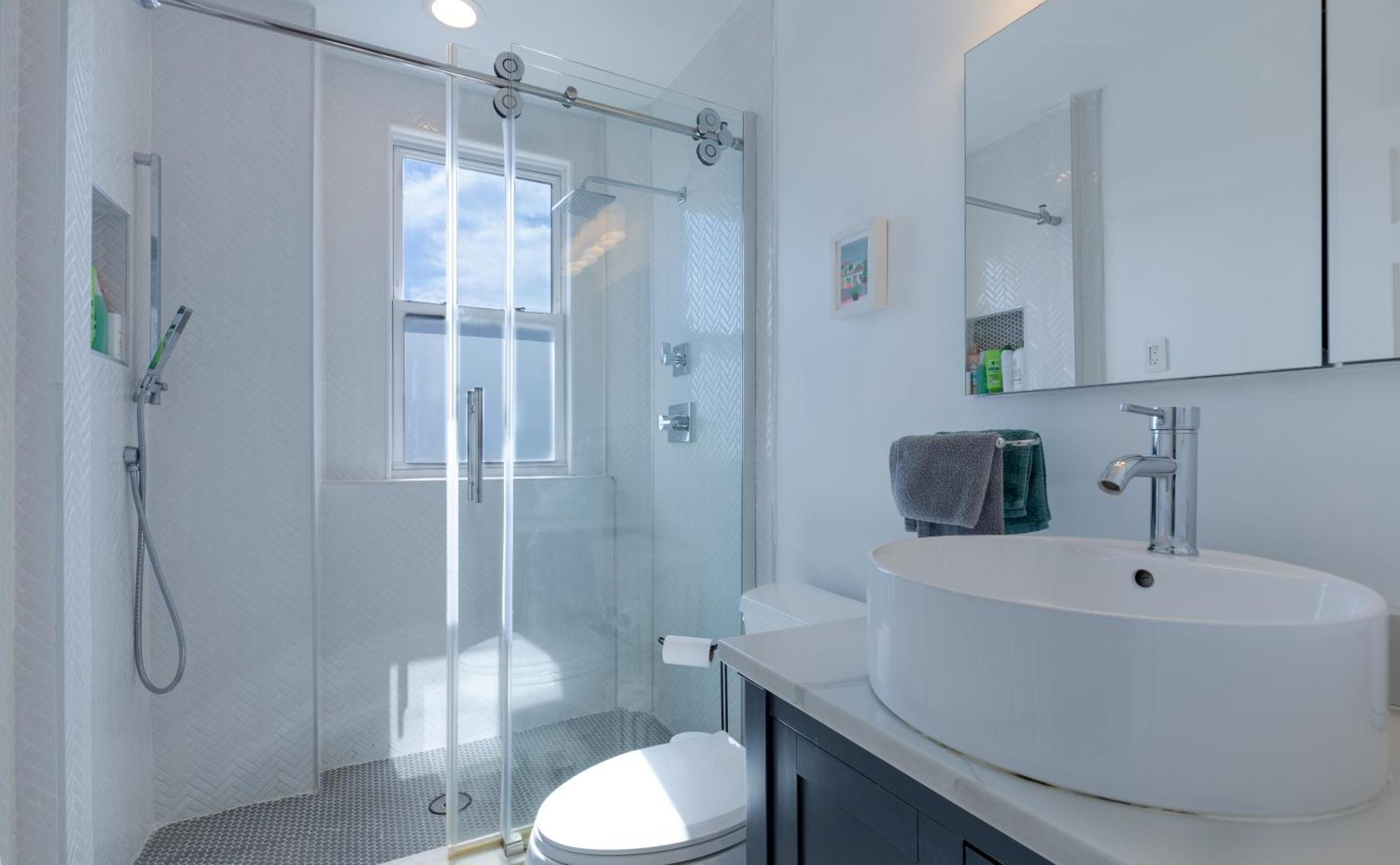 Urban Elegance: Trendy, Spacious Retreat With Parking In The Heart Of The Lejlighed