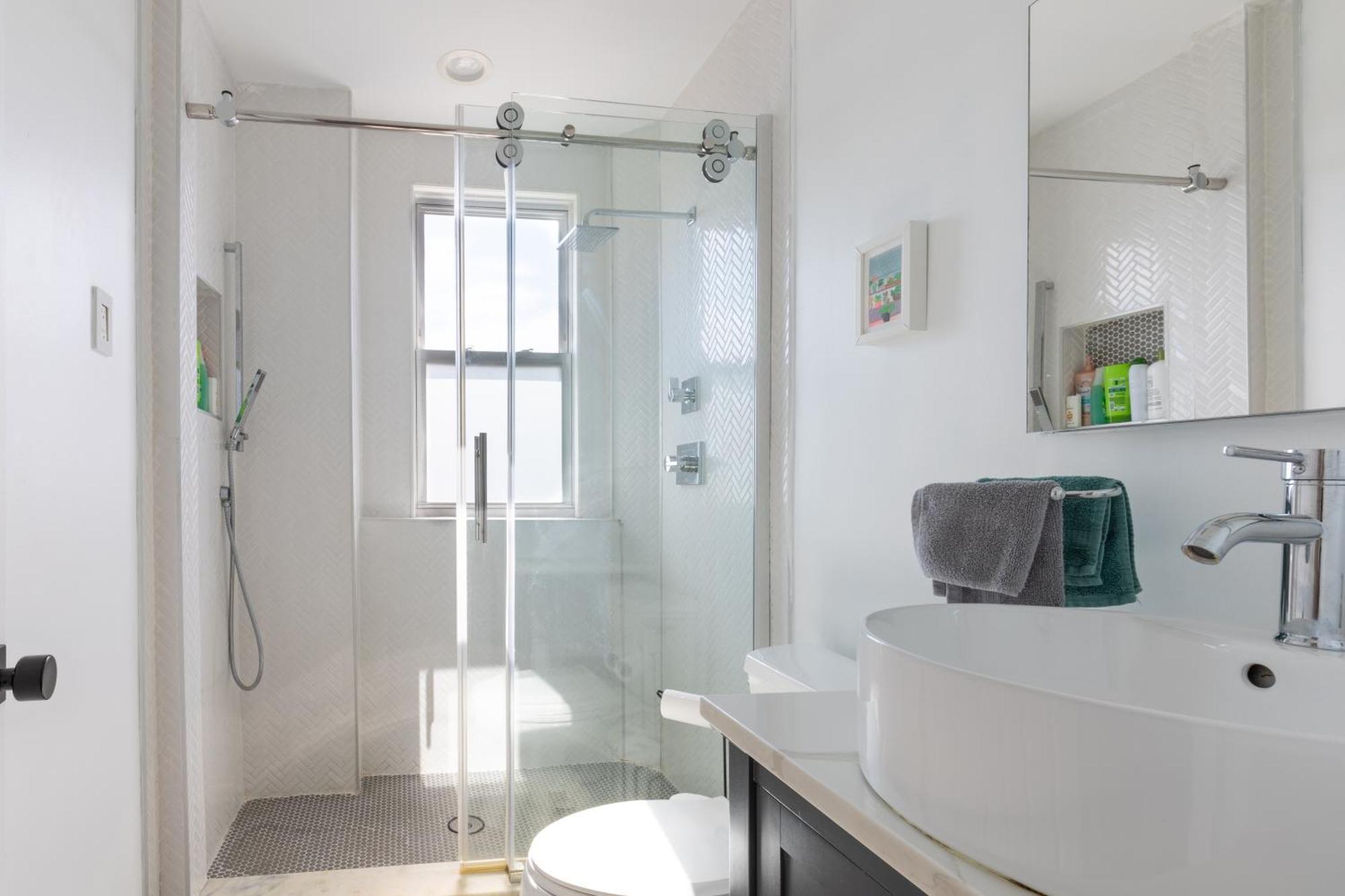 Lejlighed Urban Elegance: Trendy, Spacious Retreat With Parking In The Heart Of The Washington