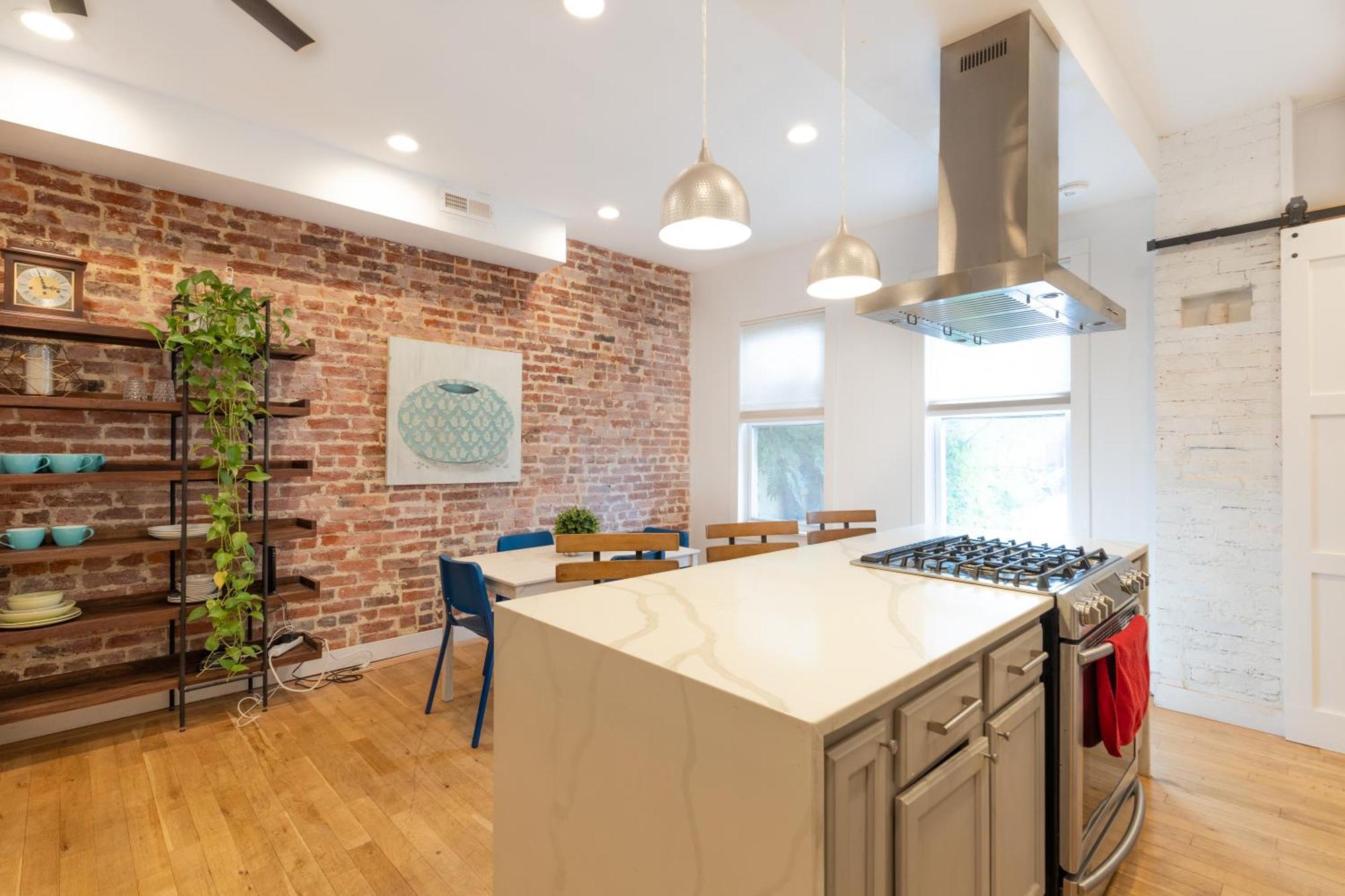 Urban Elegance: Trendy, Spacious Retreat With Parking In The Heart Of The Lejlighed Washington
