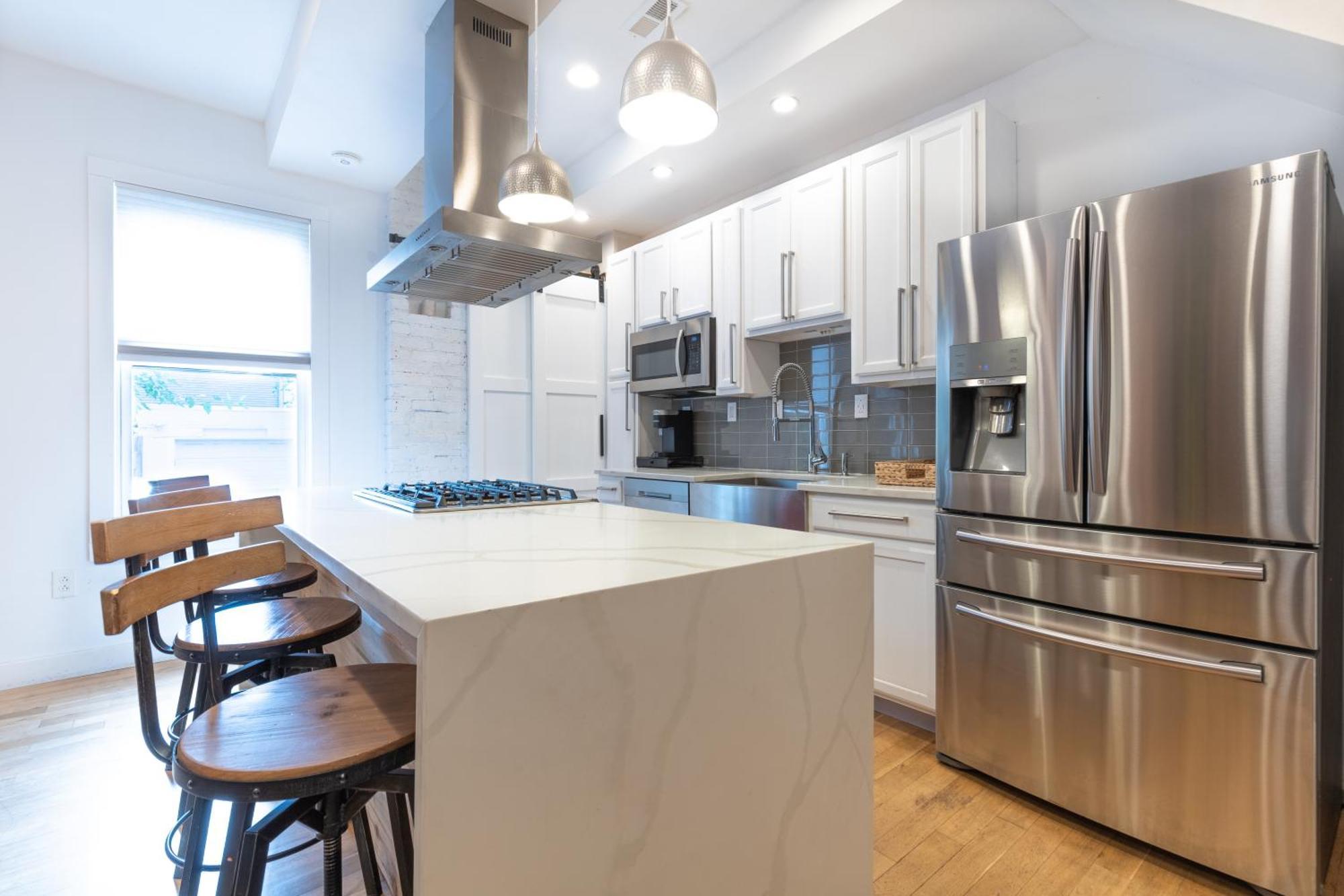 Lejlighed Urban Elegance: Trendy, Spacious Retreat With Parking In The Heart Of The *