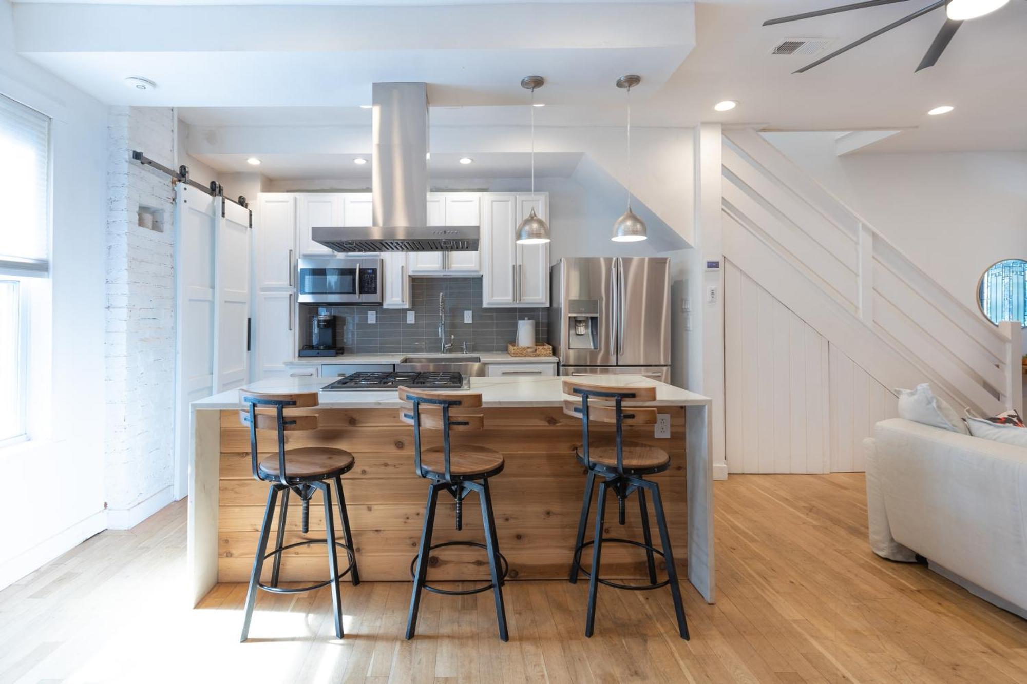 Lejlighed Urban Elegance: Trendy, Spacious Retreat With Parking In The Heart Of The